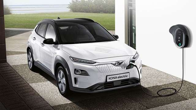 Kona EV với cổng sạc ph&iacute;a đầu xe. Ảnh:&nbsp;Hyundai
