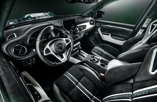Thừa hưởng gi&aacute; trị vốn c&oacute; của X-Class nguy&ecirc;n bản, nội thất của phi&ecirc;n bản Racing Green cũng rất ấn tượng với h&agrave;ng loạt c&aacute;c chi tiết được ốp carbon, từ v&ocirc;-lăng cho đến bảng t&aacute;p-l&ocirc;.