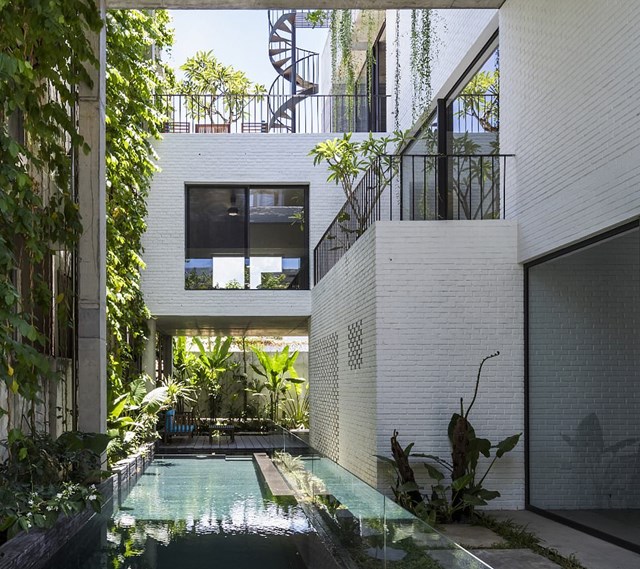 Đại diện kh&aacute;c của Việt Nam cũng g&oacute;p mặt trong giải thưởng Dezeen Award 2020 l&agrave; Thắng House tại hạng mục Nh&agrave; ở đ&ocirc; thị. C&ocirc;ng tr&igrave;nh g&acirc;y ấn tượng với kh&ocirc;ng gian xanh phủ từ tr&ecirc;n m&aacute;i xuống s&acirc;n vườn giống như m&aacute;y lọc kh&ocirc;ng kh&iacute; tự nhi&ecirc;n cho c&aacute;c khu vực trong nh&agrave;.