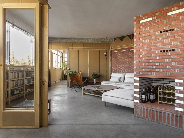 C&ocirc;ng tr&igrave;nh La Nave ở thủ đ&ocirc; Madrid, T&acirc;y Ban Nha gi&agrave;nh chiến thắng ở hạng mục Nội thất căn hộ tốt nhất. Từ một cửa h&agrave;ng in trong qu&aacute; khứ, La Nave đ&atilde; chuyển đổi th&agrave;nh một căn hộ c&oacute; thiết kế ấn tượng. &ldquo;Đ&acirc;y l&agrave; kết quả của qu&aacute; tr&igrave;nh s&aacute;ng tạo, kết hợp vật liệu địa phương v&agrave; hệ thống kiến tr&uacute;c đặc biệt&rdquo;, theo Dezeen.