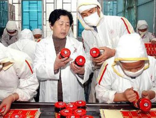 Đ&agrave;o Hoa B&iacute;ch tại nh&agrave; m&aacute;y sản xuất.