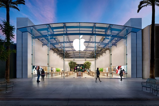 Được th&agrave;nh lập năm 1976 bởi Steve Jobs v&agrave; Steve Wozniak,&nbsp;Apple&nbsp;đang l&agrave; một trong những c&ocirc;ng ty c&ocirc;ng nghệ gi&aacute; trị nhất thế giới. Trong cuốn s&aacute;ch về tiểu sử Steve Jobs, t&aacute;c giả Walter Isaacson ghi: &ldquo;Về việc đặt t&ecirc;n cho Apple, &ocirc;ng ấy (Jobs) n&oacute;i rằng &lsquo;t&aacute;o l&agrave; một trong những tr&aacute;i c&acirc;y giảm c&acirc;n của t&ocirc;i&rsquo;. L&uacute;c ấy, Jobs vừa trở về từ một n&ocirc;ng trại t&aacute;o, quyết định chọn t&ecirc;n Apple bởi n&oacute; &lsquo;vui vẻ, kh&iacute; thế v&agrave; kh&ocirc;ng đ&aacute;ng sợ&rsquo;&rdquo;. Ảnh:&nbsp;Apple.