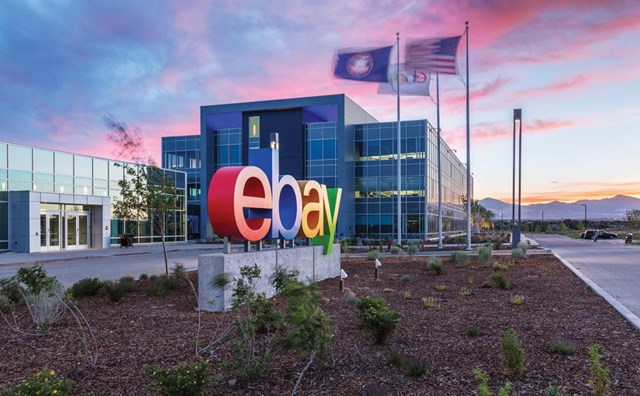 Website mua sắm trực tuyến&nbsp;eBay&nbsp;được ph&aacute;t triển bởi lập tr&igrave;nh vi&ecirc;n Pierre Omidyar. Ban đầu c&oacute; t&ecirc;n AuctionWeb, trang web được đổi th&agrave;nh eBay v&agrave;o năm 1997 theo t&ecirc;n của Echo Bay, h&atilde;ng tư vấn thuộc sở hữu của Omidyar. Do t&ecirc;n miền Echo Bay đ&atilde; được một c&ocirc;ng ty khai th&aacute;c v&agrave;ng sử dụng, Omidyar quyết định r&uacute;t ngắn th&agrave;nh eBay. Ảnh:&nbsp;Asia Pacific Post.