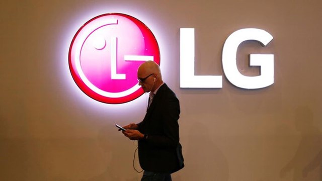 LG&nbsp;l&agrave; c&ocirc;ng ty điện tử nổi tiếng của H&agrave;n Quốc. Năm 1958, LG được th&agrave;nh lập dưới t&ecirc;n Goldstar (ng&ocirc;i sao v&agrave;ng) c&ugrave;ng &ldquo;người anh em&rdquo; l&agrave; tập đo&agrave;n dược Lak-Hui (ph&aacute;t &acirc;m l&agrave; lucky - may mắn). Năm 1995, Goldstar hợp nhất với Lucky Chemical v&agrave; LG Cable, đổi t&ecirc;n th&agrave;nh Lucky-Goldstar (ng&ocirc;i sao v&agrave;ng may mắn), sau đ&oacute; đổi th&agrave;nh LG. Ảnh:&nbsp;Reuters.
