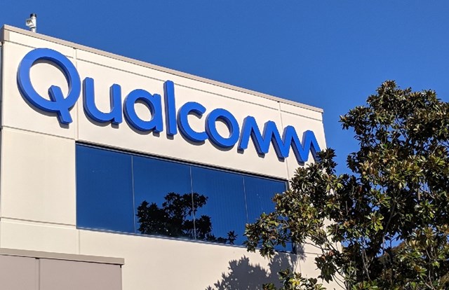 Qualcomm&nbsp;được th&agrave;nh lập năm 1985 với mục đ&iacute;ch hỗ trợ nghi&ecirc;n cứu, ph&aacute;t triển hợp đồng cho c&aacute;c dự &aacute;n của ch&iacute;nh phủ Mỹ. T&ecirc;n gọi c&ocirc;ng ty được r&uacute;t ngắn từ Quality Communication. Sau khi hợp nhất với Omninet v&agrave;o năm 1988, Qualcomm chuyển hướng sang nghi&ecirc;n cứu c&ocirc;ng nghệ mạng, sau đ&oacute; t&aacute;i cơ cấu để tập trung kinh doanh chip b&aacute;n dẫn v&agrave; bằng s&aacute;ng chế. Ảnh:&nbsp;Futurum Research.