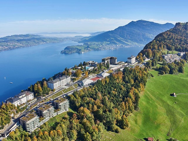 Nằm ở độ cao hơn 487m so với mặt hồ Lucerne của d&atilde;y Apls, B&uuml;rgenstock Resort l&agrave; khu nghỉ m&aacute;t sang trọng với 4 kh&aacute;ch sạn, 2 spa, 10 qu&aacute;n bar v&agrave; nh&agrave; h&agrave;ng. Kh&aacute;ch sạn đầu ti&ecirc;n của khu resort n&agrave;y được x&acirc;y dựng v&agrave;o năm 1873 đ&atilde; thu h&uacute;t nhiều người nổi tiếng tr&ecirc;n thế giới đến nghỉ dưỡng như Sophia Loren v&agrave; Audrey Hepburn.