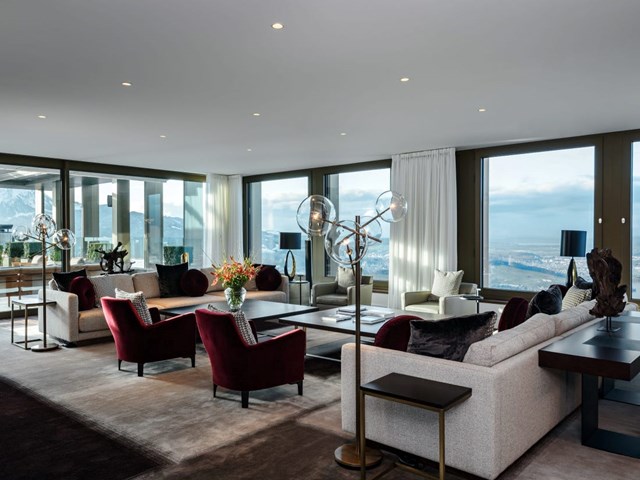 Đặc biệt ph&ograve;ng kh&aacute;ch trong căn suite Tổng thống c&oacute; tầm nh&igrave;n bao qu&aacute;t cả hồ Lucerne, một trong những hồ lớn v&agrave; đẹp nhất Thụy Sĩ.