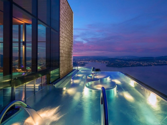Bể bơi v&ocirc; cực ngo&agrave;i trời sở hữu bồn sục ri&ecirc;ng v&agrave; view hướng ra hồ Lucerne.