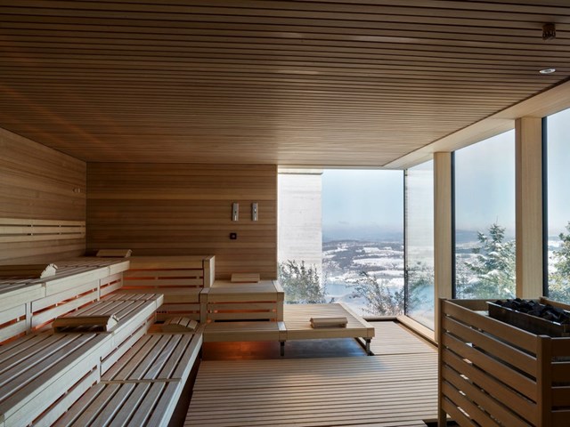 Khu spa n&agrave;y c&oacute; 13 ph&ograve;ng trị liệu hiện đại. Trong đ&oacute; du kh&aacute;ch c&oacute; thể trải nghiệm liệu ph&aacute;p đắp mặt bằng trứng c&aacute; muối trong 30 ph&uacute;t với gi&aacute; 325 USD hay massage bằng đ&aacute; trong 80 ph&uacute;t với gi&aacute; 348 USD.