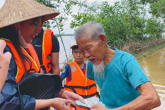 Ca sĩ Thủy Ti&ecirc;n cứu trợ người d&acirc;n miền Trung bị lũ lụt, th&aacute;ng 10/2020. Ảnh:&nbsp;FBNV