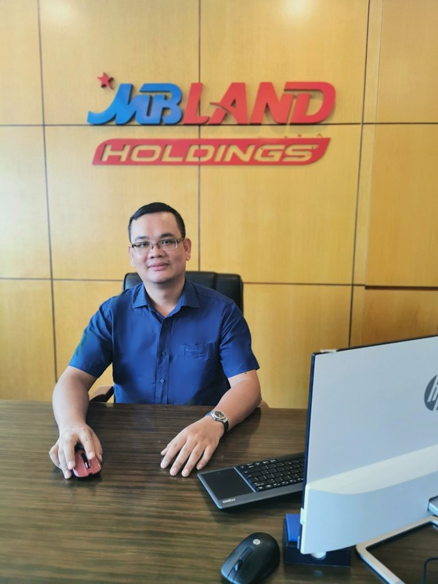 &Ocirc;ng Vũ Ho&agrave;ng Phương - Ph&oacute; Tổng Gi&aacute;m đốc ph&aacute;t triển dự &aacute;n của MBLand trao đổi về chiến lược ph&aacute;t triển của Tổng C&ocirc;ng ty MBLand v&agrave; nỗ lực vượt kh&oacute;, gi&uacute;p doanh nghiệp tiếp tục vững bước