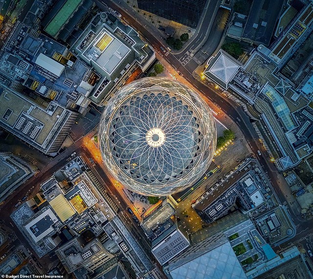 T&ograve;a nh&agrave; 30 St Mary Axe nằm ở khu t&agrave;i ch&iacute;nh của London (Anh) được đưa v&agrave;o sử dụng năm 2004 v&agrave; trở th&agrave;nh một địa điểm quen thuộc với c&aacute;c nh&agrave; l&agrave;m phim cũng như du kh&aacute;ch y&ecirc;u th&iacute;ch &ldquo;sống ảo&rdquo; tr&ecirc;n Instagram. Nh&igrave;n từ tr&ecirc;n cao, n&oacute;c của t&ograve;a nh&agrave; như b&ocirc;ng hoa ngh&igrave;n cảnh nở giữa bầu trời.