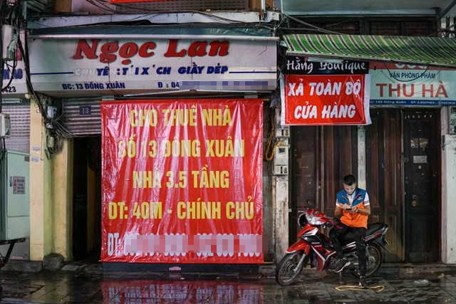 V&agrave;i cửa h&agrave;ng sử dụng băng r&ocirc;n to để thu h&uacute;t sự ch&uacute; &yacute;.