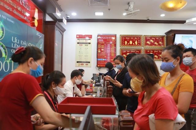 Kh&ocirc;ng kh&iacute; giao dịch tại cửa h&agrave;ng v&agrave;ng ở H&agrave; Nội được ghi nhận buổi s&aacute;ng 12/8. Ảnh: Hiếu Nguyễn