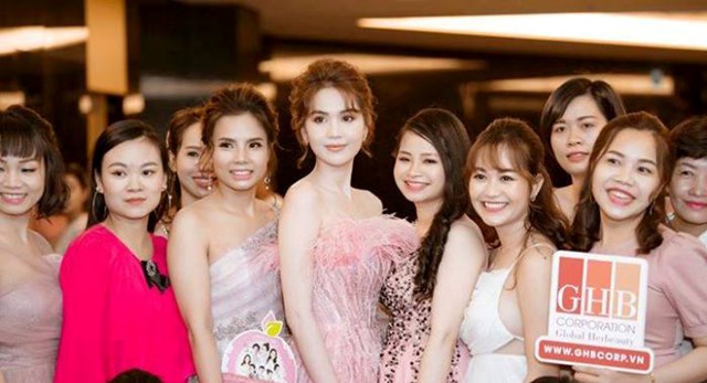 Ngọc Trinh thường xuy&ecirc;n xuất hiện tại sự kiện của&nbsp;GHB Corporation v&agrave; được giới thiệu l&agrave; CEO