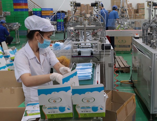 Đ&oacute;ng g&oacute;i khẩu trang y tế tại nh&agrave; m&aacute;y B&ocirc;ng Bạch Tuyết.