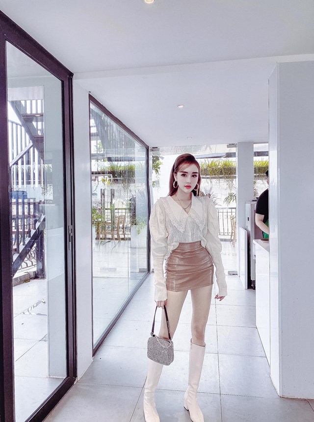 Hi&ecirc;̣n c&ocirc; l&agrave; chủ của thương hi&ecirc;̣u thời trang Trang B&ocirc;ng Boutique v&agrave; thương hi&ecirc;̣u thời trang trẻ em Ruby Kid.