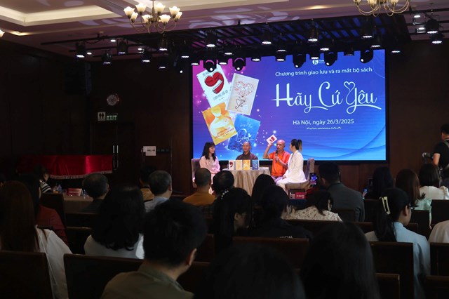 Ra mắt bộ s&#225;ch “H&#227;y cứ y&#234;u đi” của t&#225;c giả Trần Ho&#224;ng Nga: H&#224;nh tr&#236;nh kh&#225;m ph&#225; v&#224; y&#234;u thương ch&#237;nh m&#236;nh - Ảnh 4