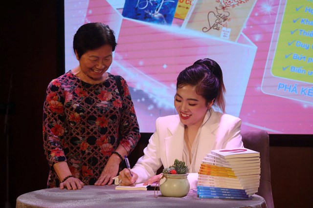 T&aacute;c giả Trần Ho&agrave;ng Nga