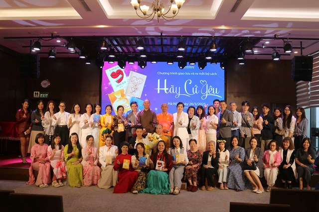 Ra mắt bộ s&#225;ch “H&#227;y cứ y&#234;u đi” của t&#225;c giả Trần Ho&#224;ng Nga: H&#224;nh tr&#236;nh kh&#225;m ph&#225; v&#224; y&#234;u thương ch&#237;nh m&#236;nh - Ảnh 5