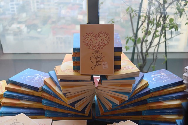 Ra mắt bộ s&#225;ch “H&#227;y cứ y&#234;u đi” của t&#225;c giả Trần Ho&#224;ng Nga: H&#224;nh tr&#236;nh kh&#225;m ph&#225; v&#224; y&#234;u thương ch&#237;nh m&#236;nh - Ảnh 1