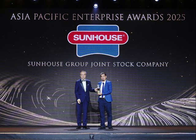 &Ocirc;ng L&ecirc; T&ugrave;ng (b&ecirc;n phải), Gi&aacute;m đốc Chiến lược Tập đo&agrave;n Sunhouse, nhận giải tại APEA 2025. Ảnh: Sunhouse