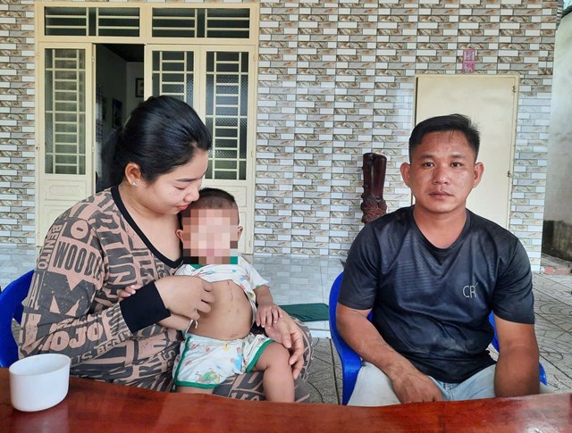 Gia đ&igrave;nh bệnh nhi vui mừng nhờ được tiếp cận quỹ mổ tim. Ảnh: TL