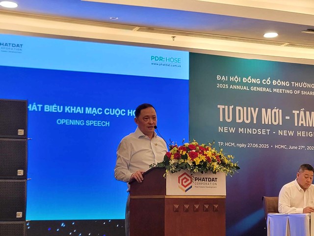 Chủ tịch HĐQT PDR, &ocirc;ng Nguyễn Văn Đạt ph&aacute;t biểu tại ĐHĐCĐ 2025. Ảnh: MT