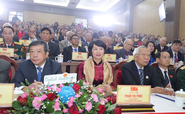 B&agrave; Phạm Thị Ph&uacute;c - Ph&oacute; B&iacute; thư tỉnh ủy, Chủ tịch Ủy ban MTTQ Việt Nam tỉnh L&acirc;m Đồng tham dự đại hội. Ảnh: Trịnh Ninh.