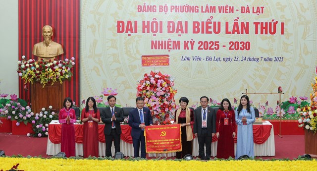 Ph&oacute; B&iacute; thư tỉnh ủy Phạm Thị Ph&uacute;c tặng đại hội bức trướng của Ban Chấp h&agrave;nh Đảng bộ tỉnh L&acirc;m Đồng. Ảnh: Trịnh Ninh.