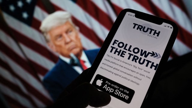 &Ocirc;ng Trump hứa hẹn c&ocirc;ng ty truyền th&ocirc;ng mới của &ocirc;ng sẽ ra mắt mạng x&atilde; hội "Sự Thật".