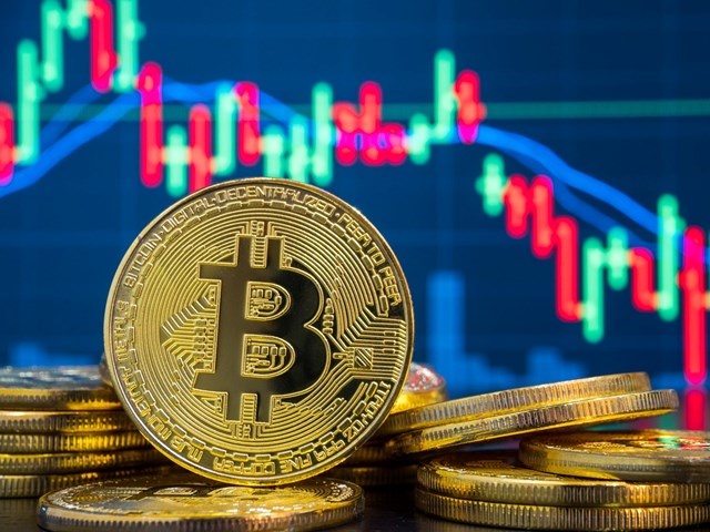 Gi&aacute; bitcoin li&ecirc;n tục giảm sau khi đạt mức cao kỷ lục hồi th&aacute;ng 11. Ảnh: The Independent.