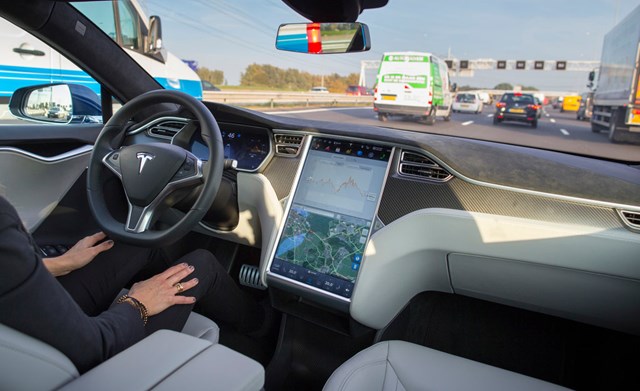 Hệ thống l&aacute;i tự động tr&ecirc;n xe Tesla nhiều lần bị đặt c&acirc;u hỏi. Ảnh: The New York Times.