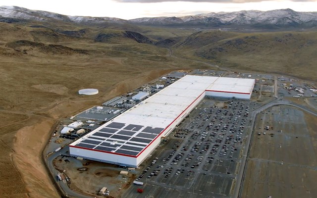 Nh&agrave; m&aacute;y gigafactory nh&igrave;n từ tr&ecirc;n cao. Ảnh: Tesla.&nbsp;