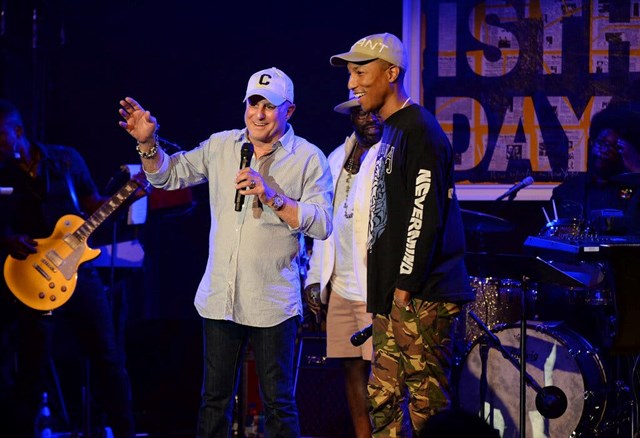 Ca sĩ Pharrell Williams v&agrave; tỷ ph&uacute; Perelman tại một buổi g&acirc;y quỹ h&agrave;ng năm m&agrave; &ocirc;ng tổ chức. Ảnh:&nbsp;Kevin Mazur.