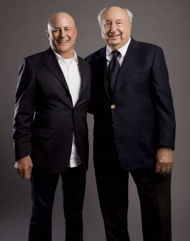 Ronald O. Perelman v&agrave; cha m&igrave;nh -&nbsp;Raymond Perelman. Ảnh: Đại học Princeton.&nbsp;