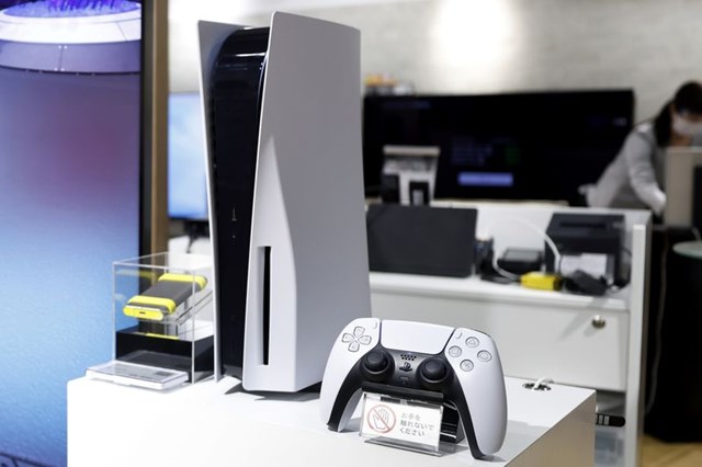 M&aacute;y chơi game PlayStation 5 do Sony ph&aacute;t triển được trưng b&agrave;y tại Tokyo. Ảnh: Kiyoshi Ota.