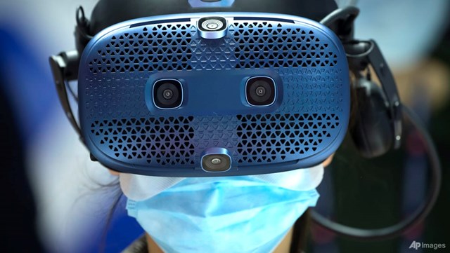 K&iacute;nh thực tế ảo l&agrave; một trong những c&ocirc;ng cụ gi&uacute;p người d&ugrave;ng "nhập vai" trong thế giới metaverse. Ảnh: AP.&nbsp;