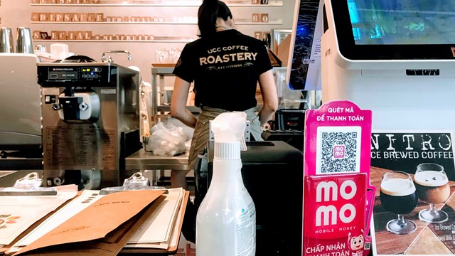 C&aacute;c biển thanh to&aacute;n bằng MoMo xuất hiện ng&agrave;y c&agrave;ng nhiều tại c&aacute;c cửa h&agrave;ng trong nước. Ảnh: Nikkei Asia