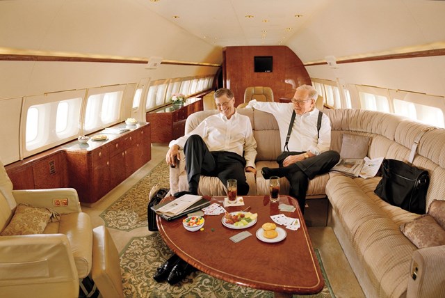 Bill Gates c&ugrave;ng người bạn th&acirc;n Warren Buffett tr&ecirc;n chuy&ecirc;n cơ ri&ecirc;ng. Ảnh: The Riches.