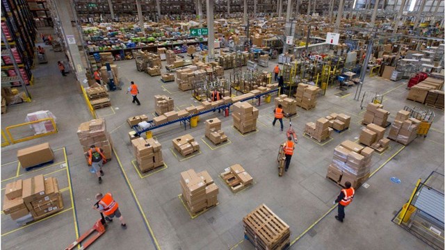 Nh&agrave; kho ph&acirc;n loại h&agrave;ng đ&atilde; qua sử dụng của Amazon. Ảnh: BBC.