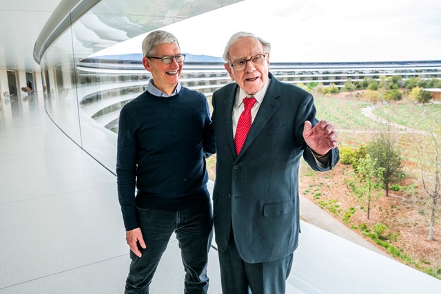 Warren Buffett nhận m&igrave;nh l&agrave; người h&acirc;m mộ CEO Apple Tim Cook. Ảnh: Twitter.
