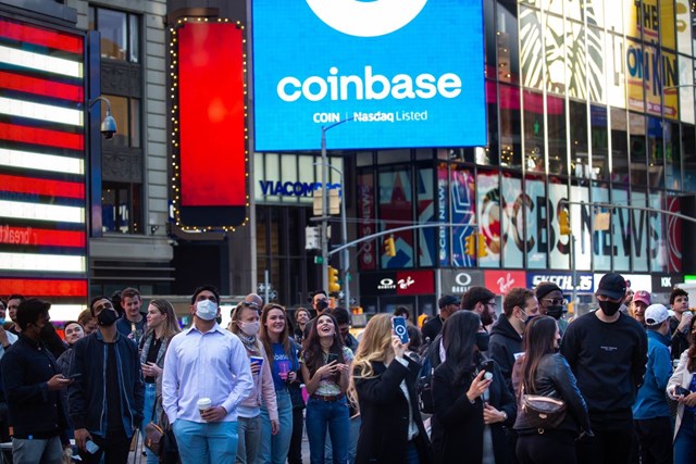Trong bối cảnh tiền điện tử ng&agrave;y c&agrave;ng được quan t&acirc;m, nhiều s&agrave;n giao dịch như Coinbase đ&atilde; chi h&agrave;ng tỷ USD để quảng b&aacute; thương hiệu. Ảnh: Bloomberg.