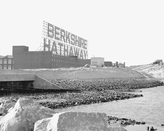 Berkshire Hathaway khi c&ograve;n l&agrave; một c&ocirc;ng ty dệt may v&agrave;o những năm 1960. Ảnh: The Rational Walk.&nbsp;