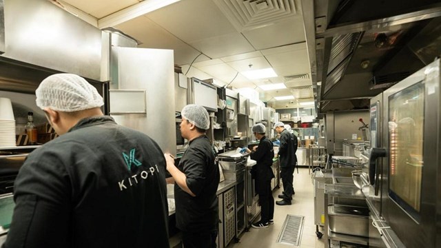 Kitopi nổi tiếng nhờ m&ocirc; h&igrave;nh "bếp đ&aacute;m m&acirc;y" (Cloud Kitchen), nh&agrave; h&agrave;ng kh&ocirc;ng đ&oacute;n bất kỳ vị kh&aacute;ch n&agrave;o m&agrave; chủ yếu&nbsp;l&agrave; kh&aacute;ch sẽ gọi đồ ăn mang về. Ảnh: MENAbytes.&nbsp;