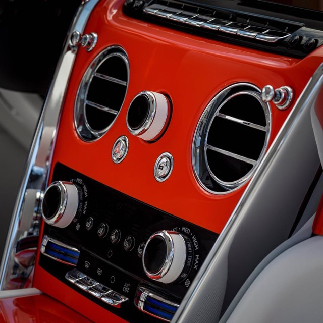 Chiếc SUV sang trọng nhất thế giới Rolls-Royce Cullinan 2022 trị gi&#225; gần 36 tỷ đồng c&#243; g&#236; đặc biệt? - Ảnh 4