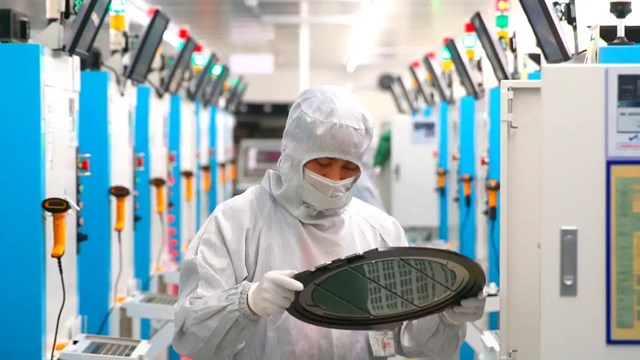 D&acirc;y chuyền sản xuất đĩa b&aacute;n dẫn - một loại chip cấp thấp tại một nh&agrave; m&aacute;y ở Gia Hưng, Trung Quốc. Ảnh: AP. &nbsp;