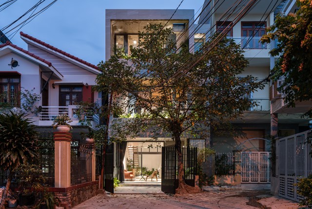 Chủ nh&acirc;n ng&ocirc;i nh&agrave; l&agrave; 2 vợ chồng trẻ với 2 con trai, tổ ấm của gia đ&igrave;nh cũng được đặt t&ecirc;n theo t&ecirc;n gọi của 2 b&eacute;: Nh&agrave; Bin &amp; Bon
