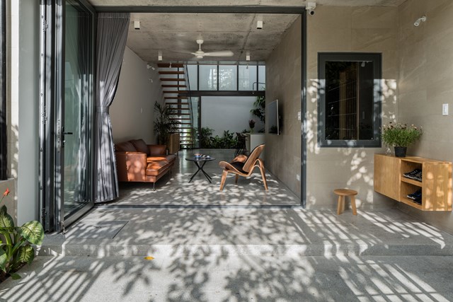 V&igrave; chủ nh&acirc;n ưa th&iacute;ch sự đơn giản, n&ecirc;n nh&agrave; Bin &amp; Bon hầu như kh&ocirc;ng c&oacute; tường ngăn c&aacute;ch m&agrave; chỉ sử dụng k&iacute;nh trượt v&agrave; r&egrave;m cửa. Điều n&agrave;y gi&uacute;p ng&ocirc;i nh&agrave; nhận được nhiều &aacute;nh nắng, tho&aacute;ng m&aacute;t