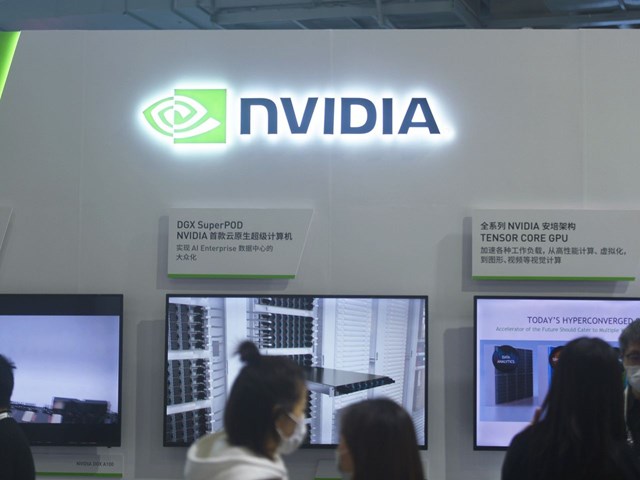 Hiện chỉ c&oacute; 5 tập đo&agrave;n c&oacute; vốn h&oacute;a thị trường lớn hơn 1.000 tỷ USD, bao gồm: Apple, Microsoft, Saudi Aramco, Amazon, v&agrave; Alphabet. Liệu Nvidia sẽ bứt ph&aacute; để trở th&agrave;nh c&aacute;i t&ecirc;n thứ 6? Ảnh: WSJ.
